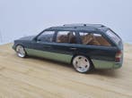 Triple9 Collection 1:18 - Modelauto - Mercedes E-Klasse S124, Nieuw