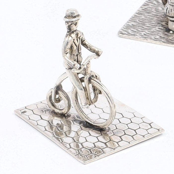 Melkende boer - Jongen met hoepel - Vélocipède - Beeldje (3), Antiek en Kunst, Antiek | Zilver en Goud