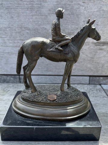 Beeldje - Jockey op renpaard - Brons
