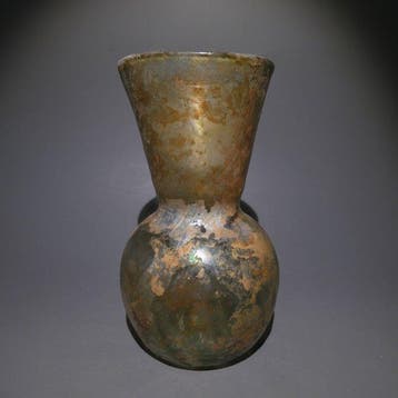 Oud-Romeins Glas Fijn flesje. 11,5 cm hoog. 2e - 3e eeuw na