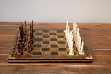 Schaakspel - intarsiata con pezzi figurativi intagliati -