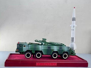 Niet op schaal - Model militair voertuig - DF-11 transporter, Nieuw