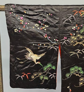 Een brokaatszijden uchikake, ‘new old stock’, met