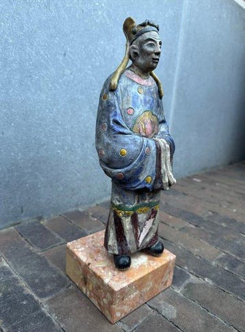 Polychroom beeld van een Chinese notabele - Aardewerk -, Antiek en Kunst