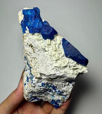 lazuriet Kristallen op matrix - Hoogte: 118 mm - Breedte: 82, Verzamelen, Mineralen en Fossielen