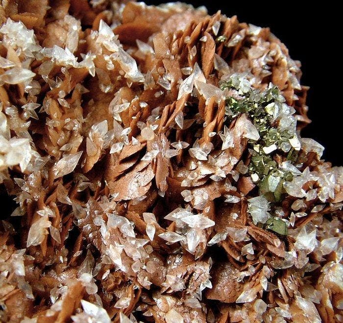 CW2132 Esthetisch specimen van Calciet en Pyriet op Sideriet, Verzamelen, Mineralen en Fossielen