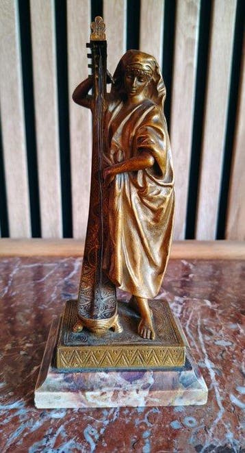 Louis Hottot (1834-1905) - sculptuur, Musicienne nubienne -
