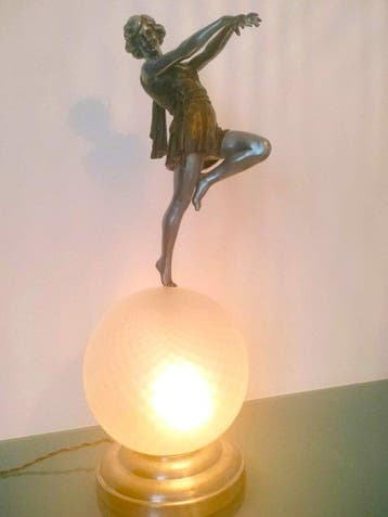 Carlier, Emile Joseph - Lampe - Bronze patiné, verre sablé -