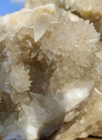 Amas de calcite à dents de chien de grande taille, de