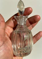 Schaduwreflecties: gotische Edoardische fles in kristal – De