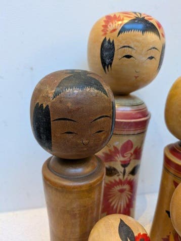 Een schitterende set vintage Kokeshi in verschillende, Antiek en Kunst