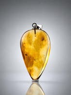 Zeer heldere Baltisch amber hanger – antieke gevleugelde