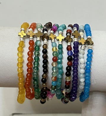 20 religieuze armbanden, van natuurlijke stenen, met Grieks, Antiek en Kunst