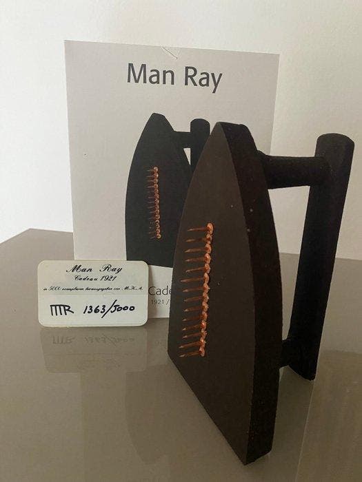 Man Ray (1890-1976) - sculptuur, Cadeau - 17 cm - IJzer -, Antiquités & Art, Antiquités | Autres Antiquités