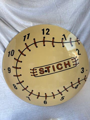 Bijzondere geëmailleerde Stitch wandklok – meerlaagse