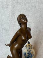 Beeld, Dit is een bronzen sculptuur van een knielende
