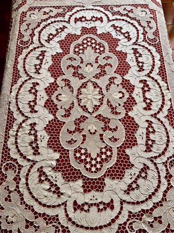 Magnifique nappe en dentelle et lin pour grandes tables,