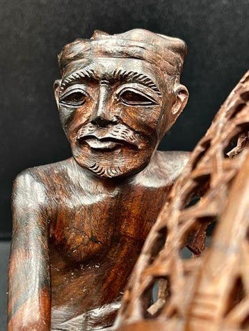 Man voedt vechtende hanen. - Teak - Indonesië - Eind 20e