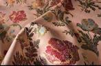 Prachtig damastweefsel San Leucio Rosa met rijk bloemmotief.