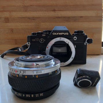 Olympus OM10 (Black) + Zuiko 50mm f/1.8 + Manual Adapter, Nieuw