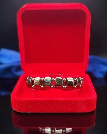 Prachtige gouden hematiet armband in een fluweren