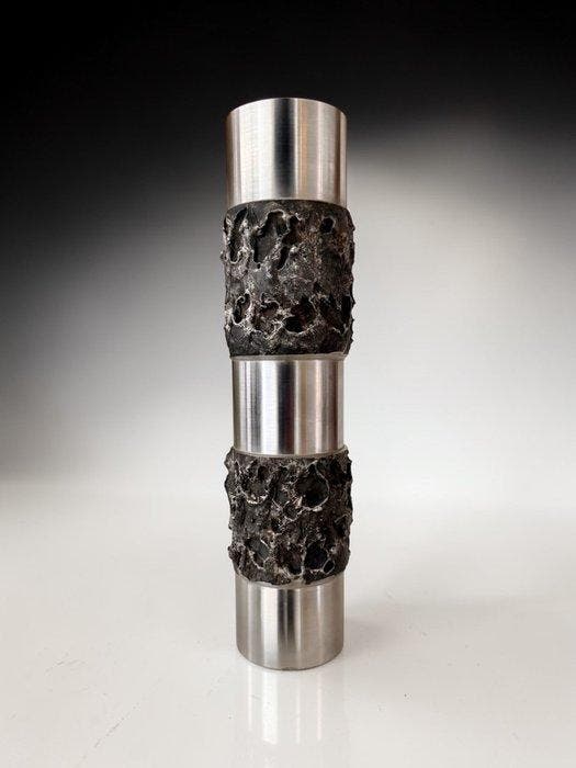 Vase - Acier - Vase en acier inoxydable brutaliste – dans le, Antiek en Kunst, Kunst | Designobjecten