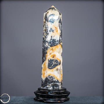 Natuurlijke zeldzame agaatobelisk met drusen op stand-