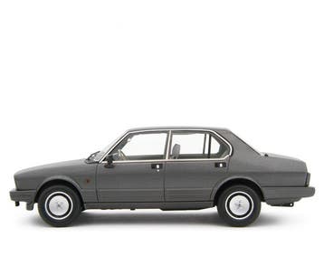 Laudoracing 1:18 - Berline miniature - Alfa Romeo Alfetta, Nieuw
