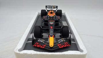 Minichamps 1:18 - Modelauto - Oracle Red Bull Racing RB18, Hobby en Vrije tijd, Nieuw