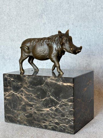 Beeld, Exclusief sculptuur van een wrattenzwijn. Naar: Milo