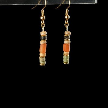 Oude Egypte, late periode Oorbellen met veelkleurige