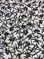 Stof met een gestileerd bloemmotief in grafische stijl,