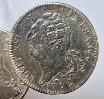 France. Ensemble de 2 monnaies soudées (Ecu Louis XV 1726