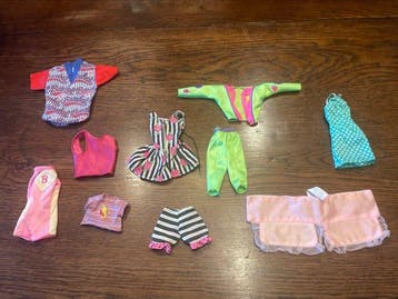 Mattel - Barbiepop Lot de vêtements et poupées Barbie/Ken -