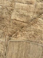 Tapis en laine moderne de Mrirt au design abstrait marocain