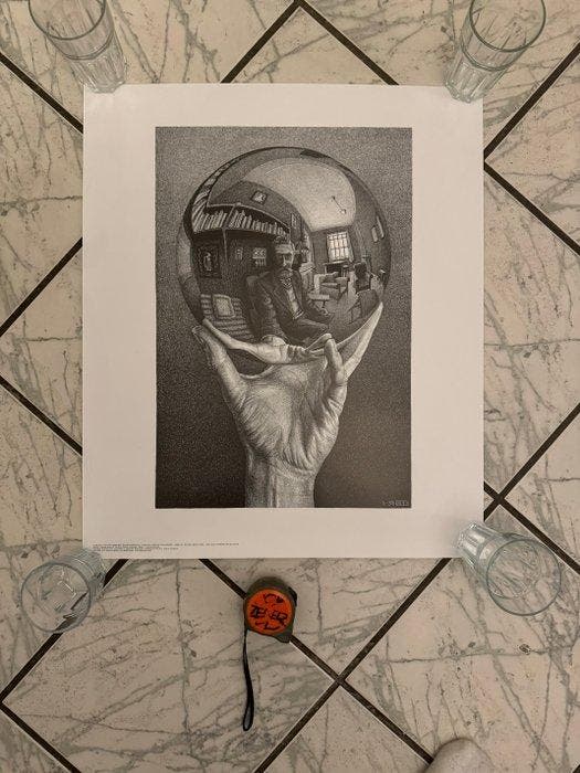 M.C. Escher (1898-1972), after - Hand met spiegelende bol, Antiquités & Art, Antiquités | Autres Antiquités