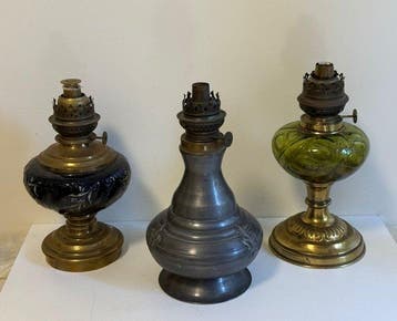 Lampe à huile (3) - Étain, verre moulé - Collection de