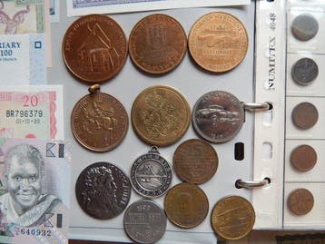 Wereld. Collection of coins, tokens and banknotes (300, Postzegels en Munten