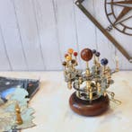 Planetarium Orrery S. No. 06 - Luxe orrery met stenen - 2025, Antiek en Kunst