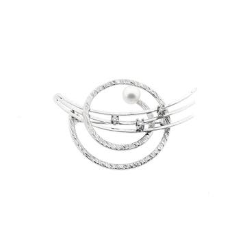 Witgouden broche gezet met een parel en diamanten; 0,07 ct., Handtassen en Accessoires, Broches, Gebruikt, Ophalen of Verzenden