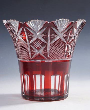 Vase - Bohême Attrib. • Vase en verre rouge rubis avec bord