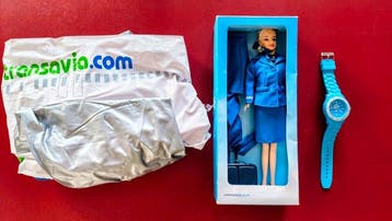 KLM-stewardesspop / KLM-polshorloge / Transavia-opblaasbaar