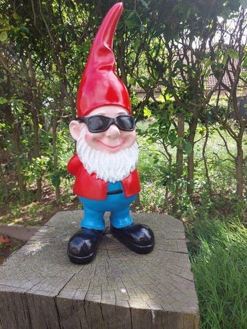 Beeld, funny gnome with sunglasses - 41 cm - polyresin