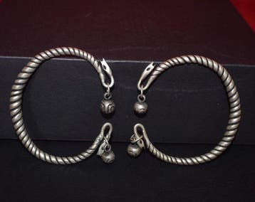 Set van 2 gedraaide armbanden met hangers MIAO - HMONG, 56 g, Antiquités & Art