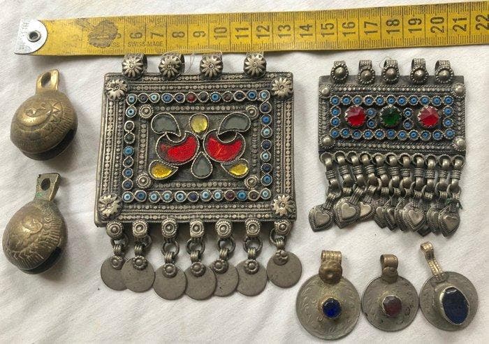 5 l Kuchi pendants and 2 bells - metaal glas - Afghanistan -, Antiek en Kunst, Kunst | Niet-Westerse kunst