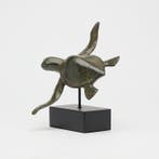 Sculpture, NO RESERVE PRICE - Bronze Patinated Turtle on a