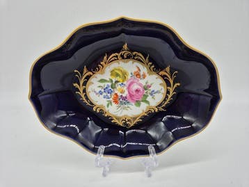 Meissen - Ovale Schale mit Blumenbukett und Goldrand, 1.
