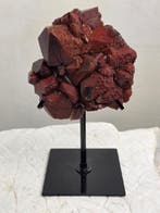 Cristal de quartz rouge sur présentoir dexposition -