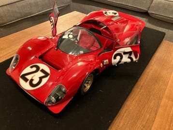 Altaya 1:8 - Voiture de course miniature - Ferrari - 330 P4