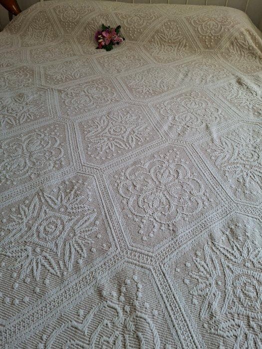 Prachtige bedsprei van weefwerk, geborduurd in reliëf met, Antiquités & Art, Tapis & Textile